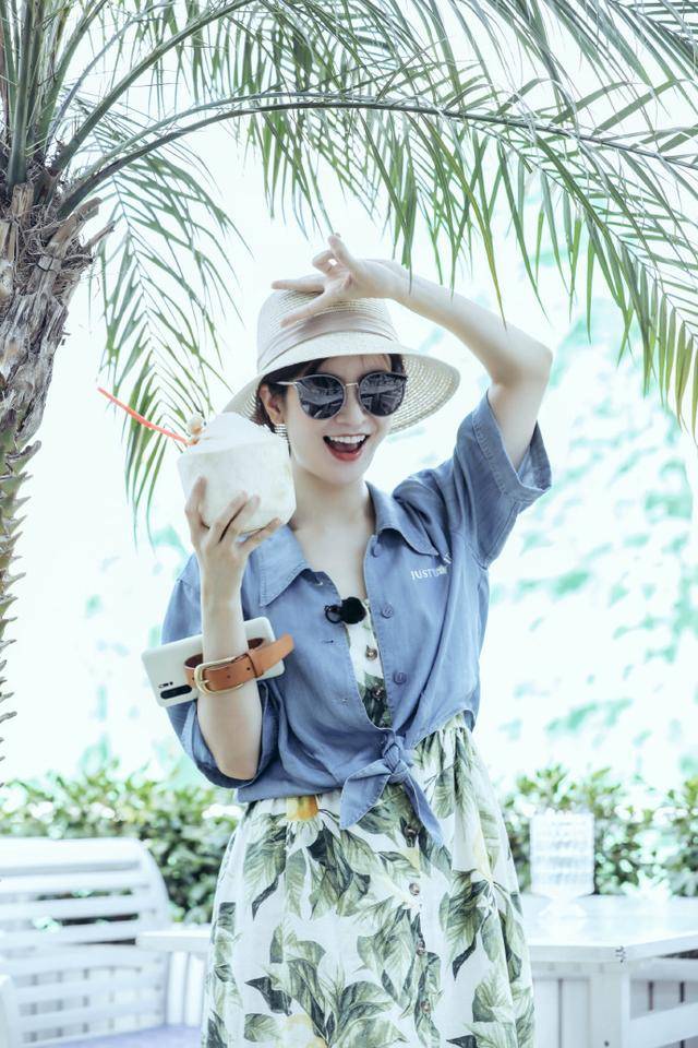 原创李晟的游客照牛仔衬衫配小背心印花半身裙甜美优雅很浪漫