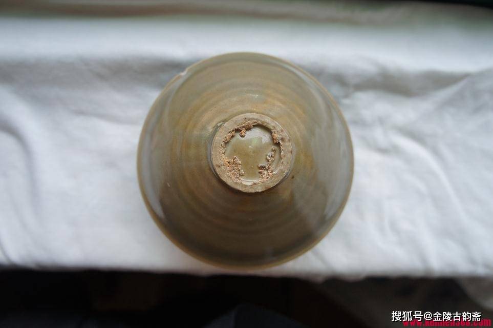 五代和宋代耀州窑青瓷的底足照片