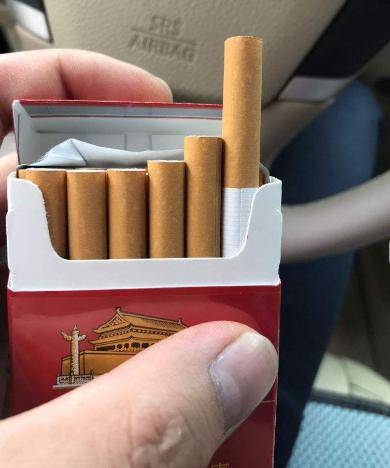 小老弟,抽根华子,完事坐我的"江淮-嘉悦a5"带你兜一圈.