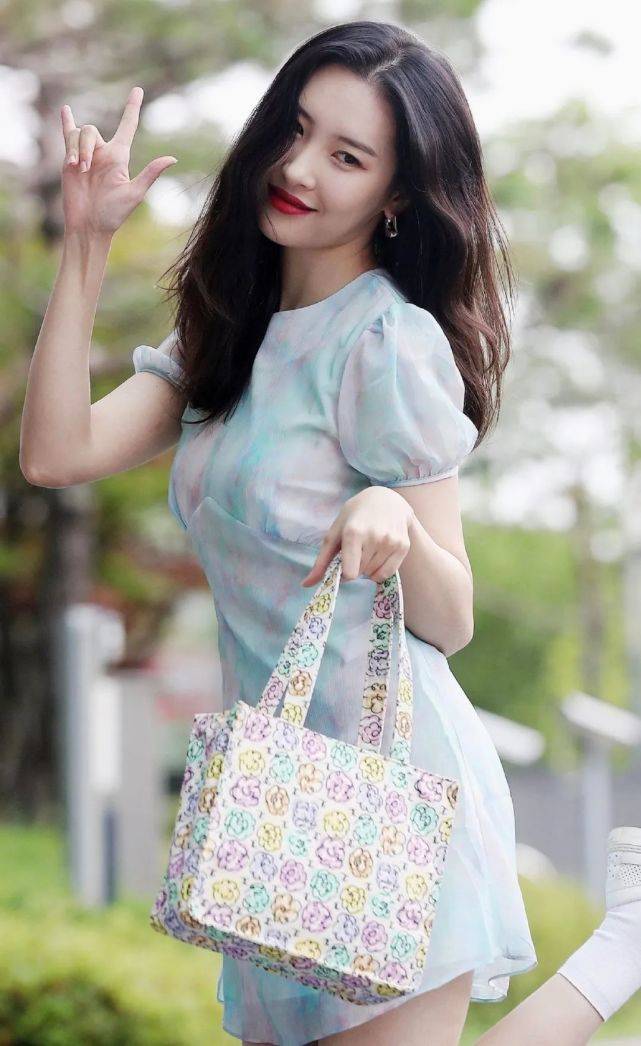 原创南韩腿精宣美晒照西装配短裤秀大长腿不愧是女团代表身材