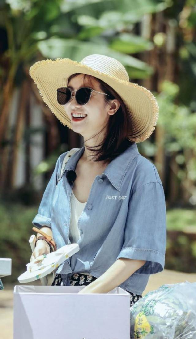 李晟的游客照 ,牛仔衬衫配小背心 印花半身裙,甜美优雅很浪漫