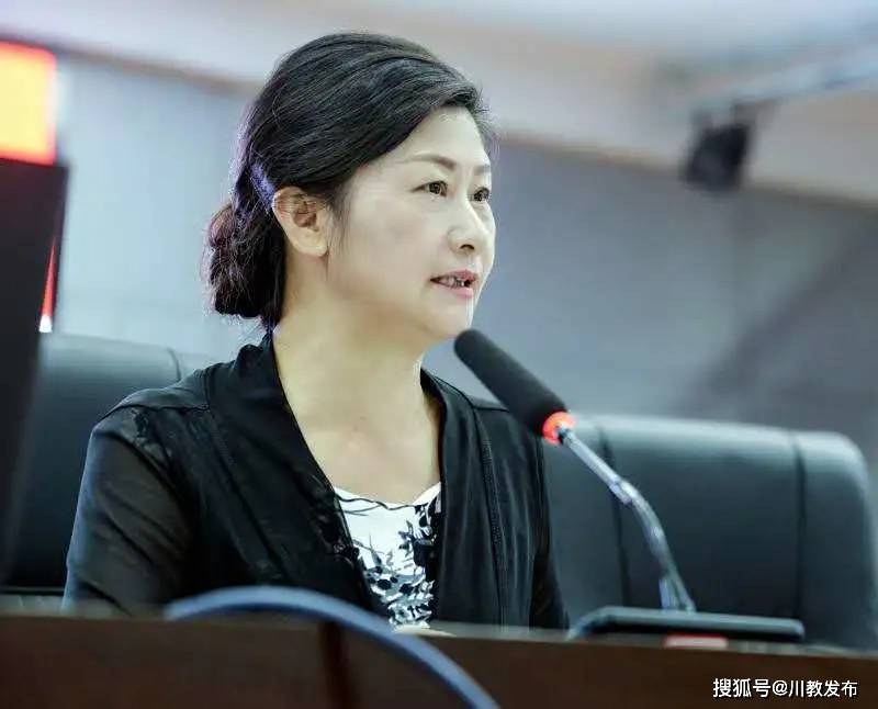 副校长李春兰对学校的制度修订工作进行总结