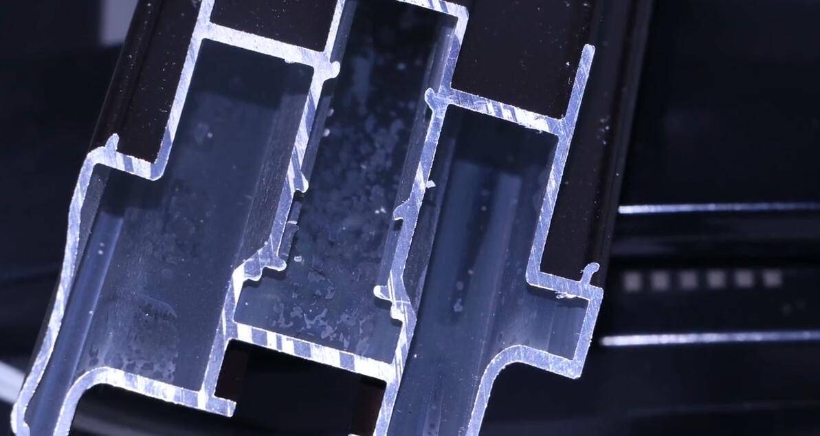 铝型材切面出现披锋,锯痕,毛刺,怎么解决?