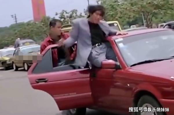 当年怒砸关公像,心狠手辣的"乌鸦哥"张耀扬,如今给乡亲们发现金送物资