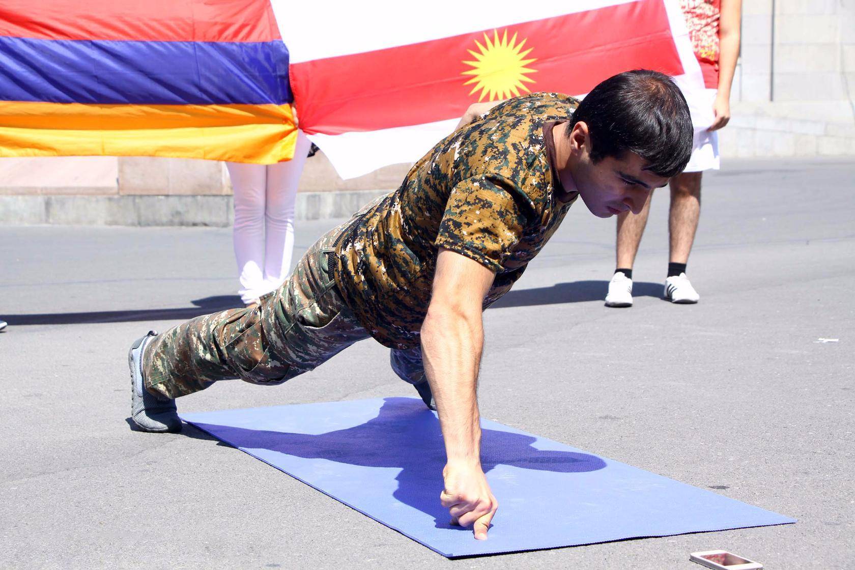 老外一分钟做55个二指禅,打破吉尼斯纪录!_手机搜狐网