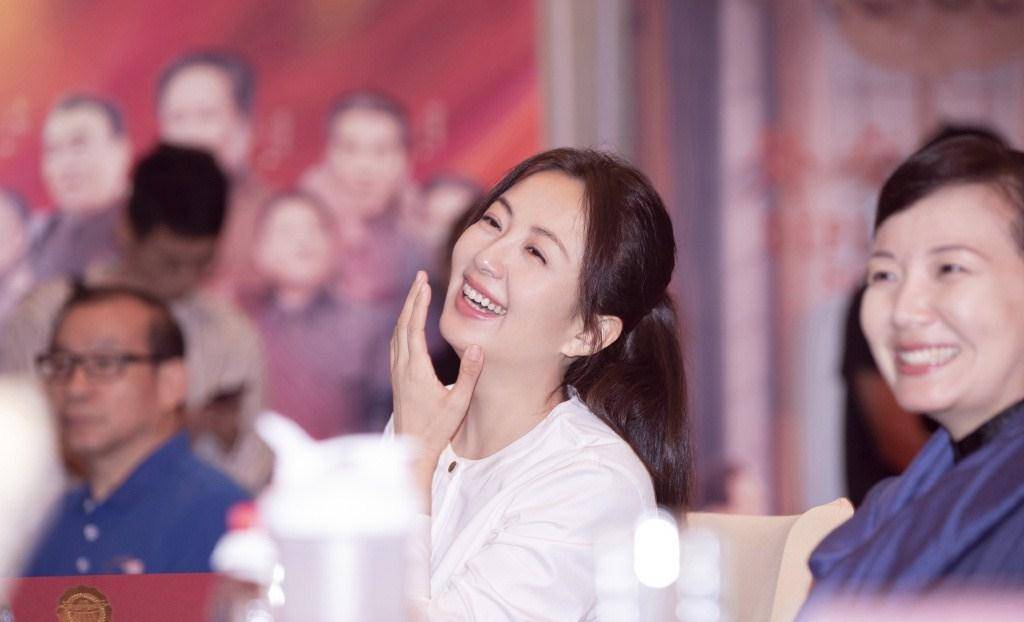 45岁杨童舒厉害了,婚后罕见深v真空装配40cm耳环,美得惊艳