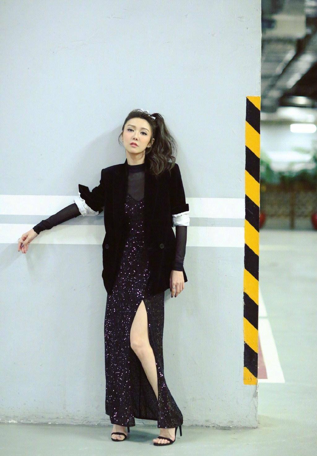 39岁薛凯琪新造型真放肆,穿开叉人鱼裙,配大脏辫认不出_好身材