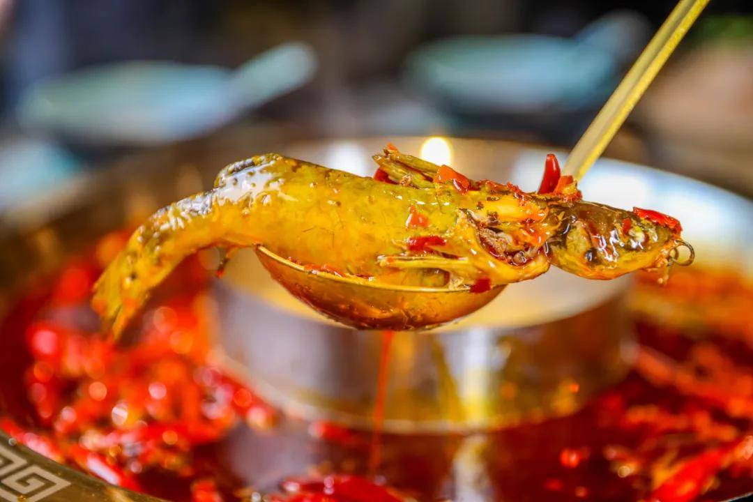 黄辣丁的鲜美需要等待5分钟左右,整条出锅,鱼肉轻轻一拨就下来,口感很