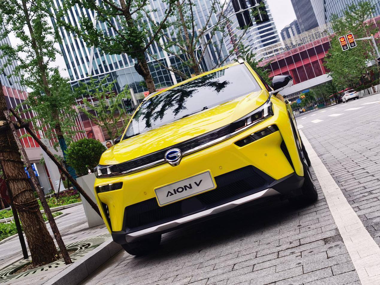 做街上回头率最高的"靓仔",试驾广汽新能源aion v