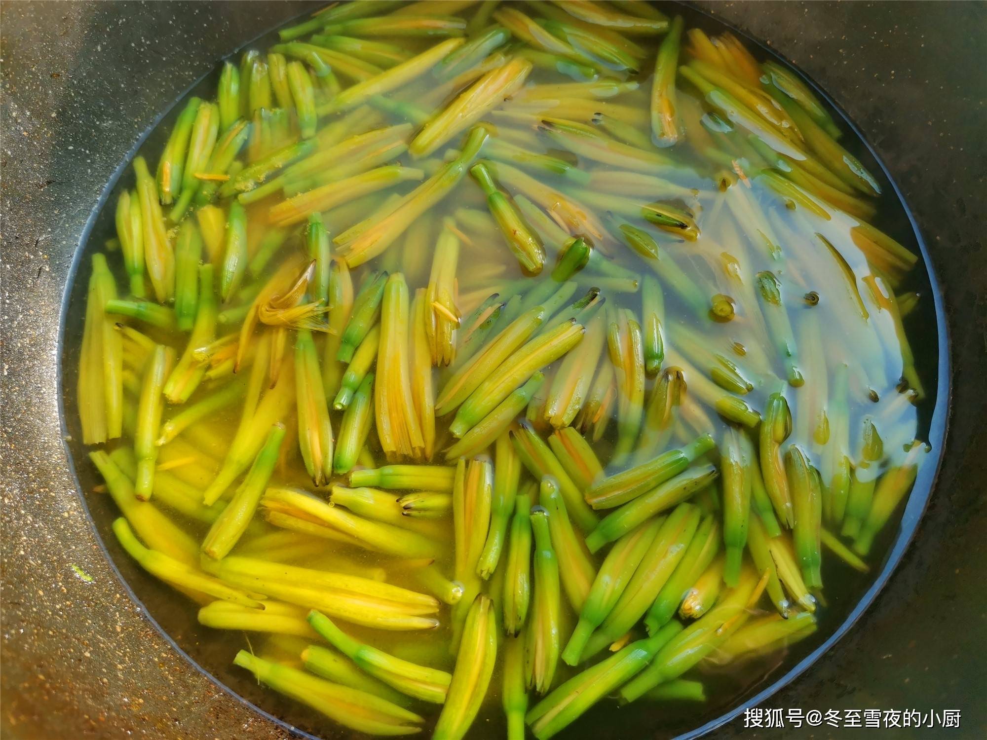 2.锅内加入水烧开,下入黄花菜焯水,水开后煮半分钟,将黄花菜捞出.