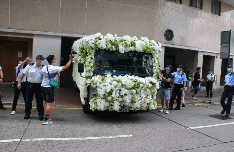在殡仪馆的门外还有6名警察,帮忙维护秩序,九点半的时候灵车从殡仪馆