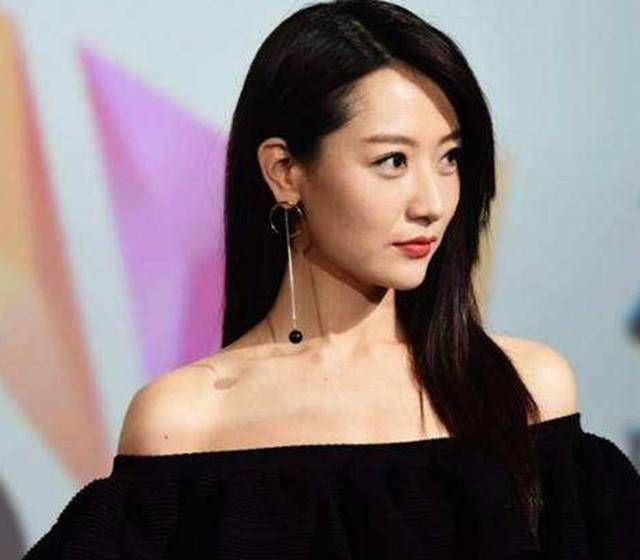 她被称为英皇亲闺女曾经位居四美之首今被骗婚只能再演配角