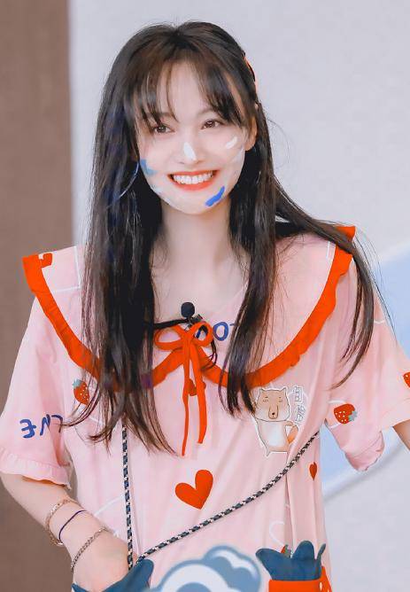 郑爽红发美人鱼造型美翻啦!海洋色亮片包臀裙,少女纸片人秀性感_黄色