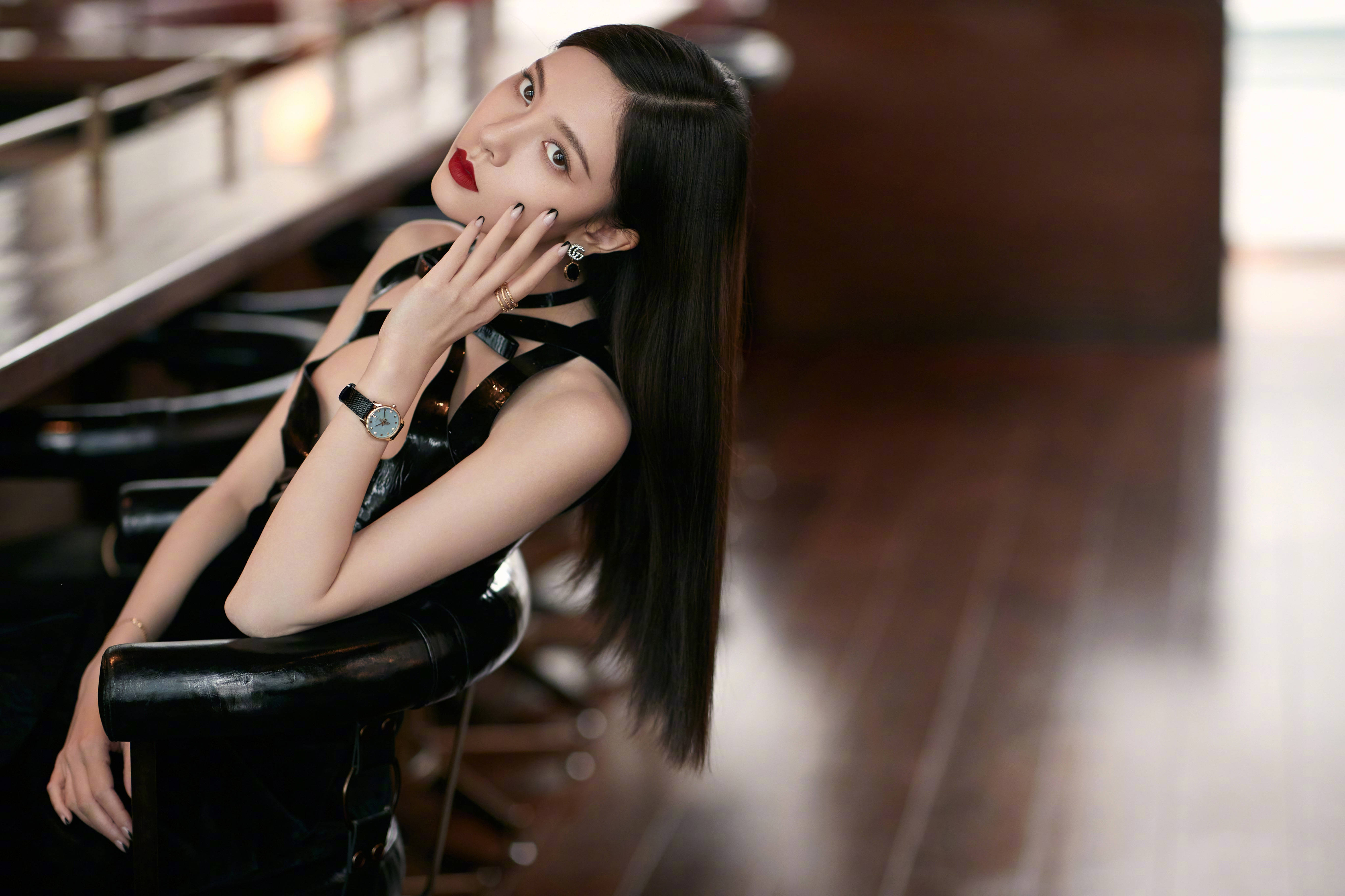 宋妍霏穿暗黑系丝绒长裙 胸前镂空设计极致性感