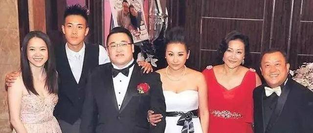 不过还是死性不改,宋美华也再也不过问他的私生活,心灰意冷带着两个