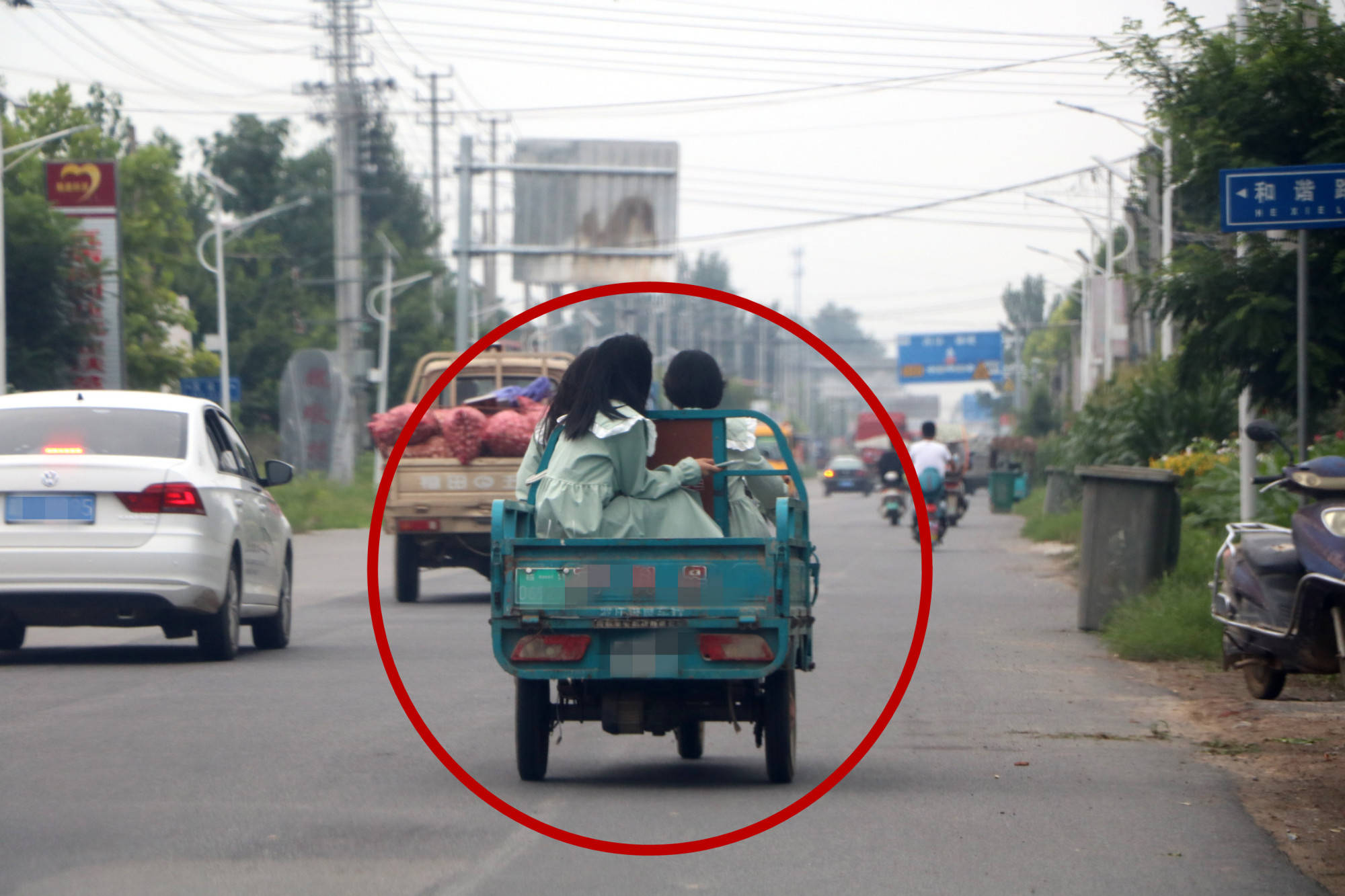 临颍344国道上三个花季少女开着三轮车飞奔一路险象环生