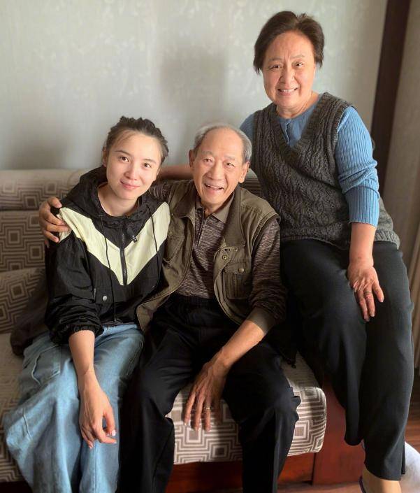 潘虹的悲凄半生10岁父亲自杀25岁陷小三流言今66岁孤身一人