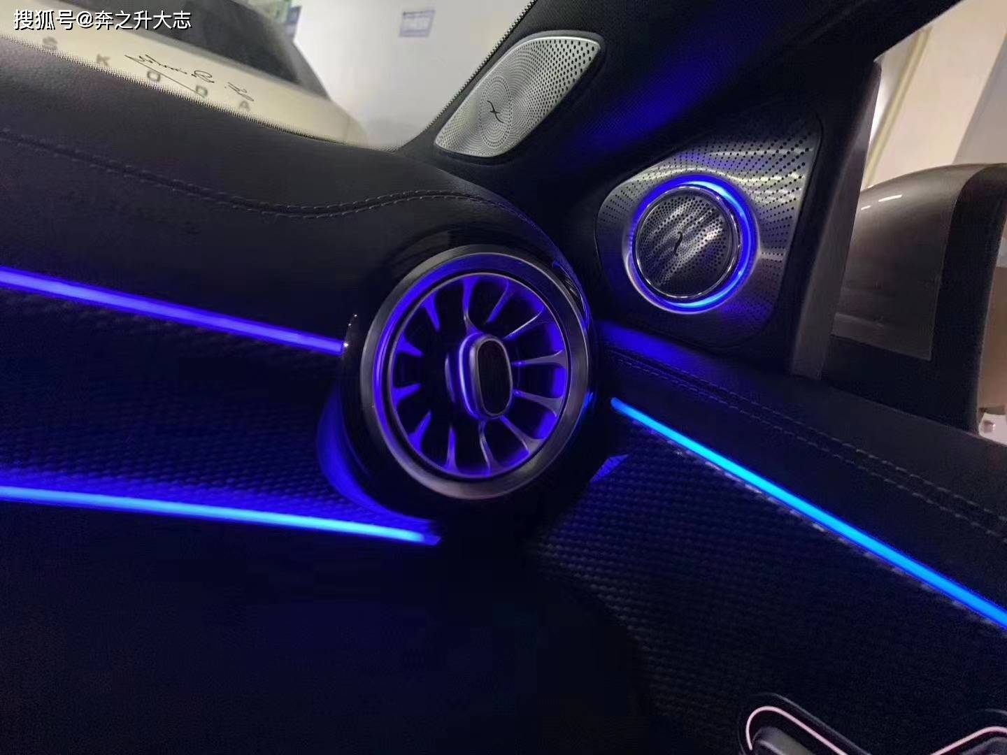 20款奔驰a200升级旋转高音64色氛围灯