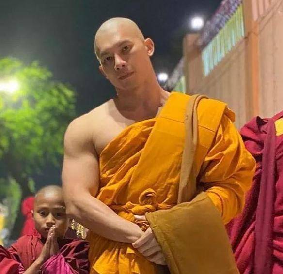 原创泰国"最帅和尚"还俗,出家4年每天都不忘健身,还俗后成为模特