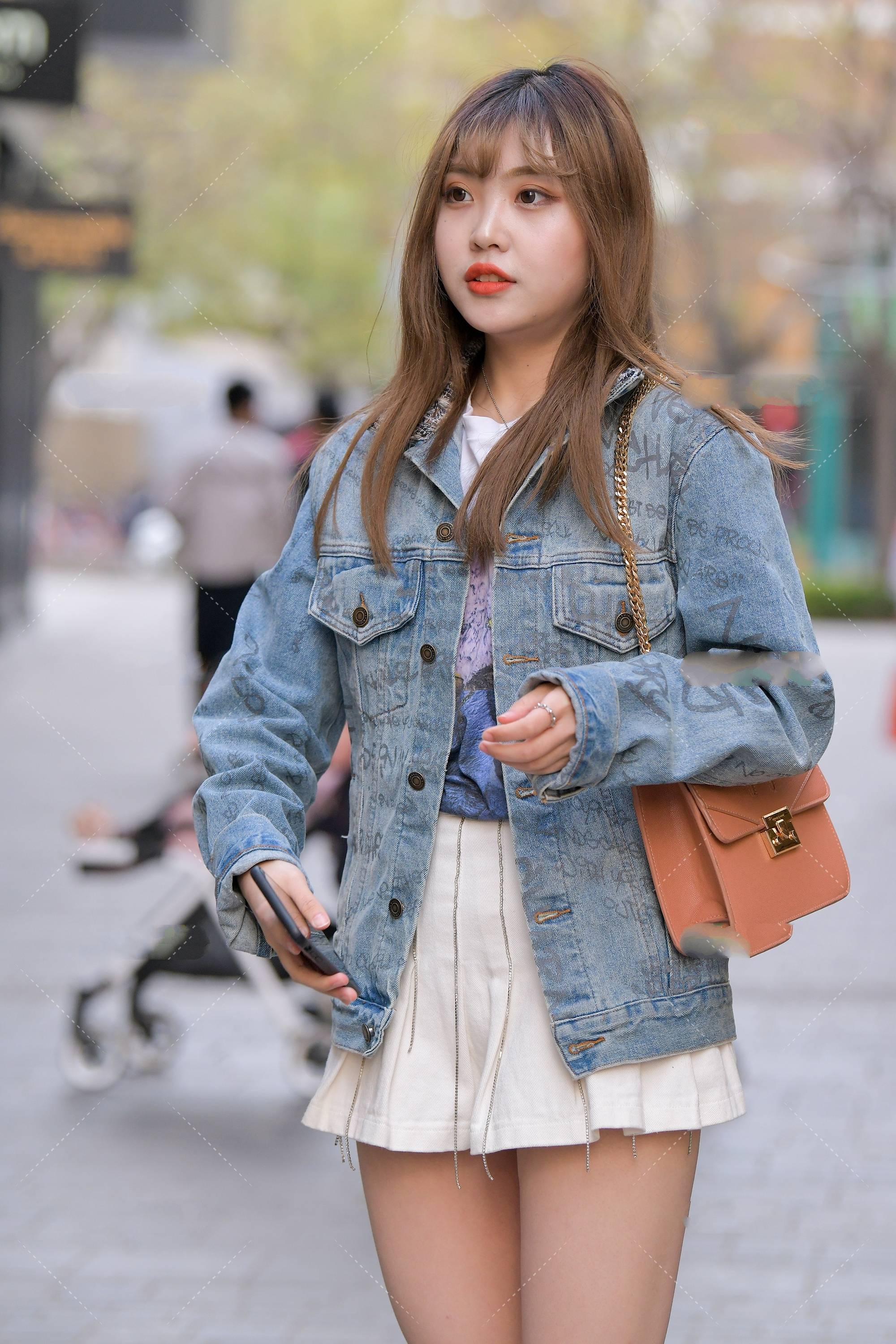 宽松牛仔搭配百褶裙,青春靓丽,新意十足