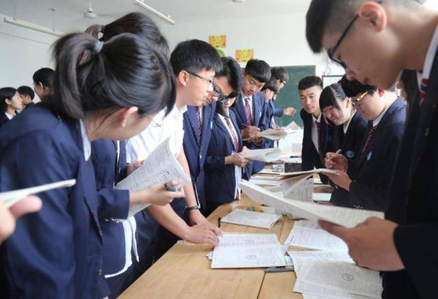 初中老师会紧抓所有学生学习,为什么到了高中就会放弃很多学生?_精力