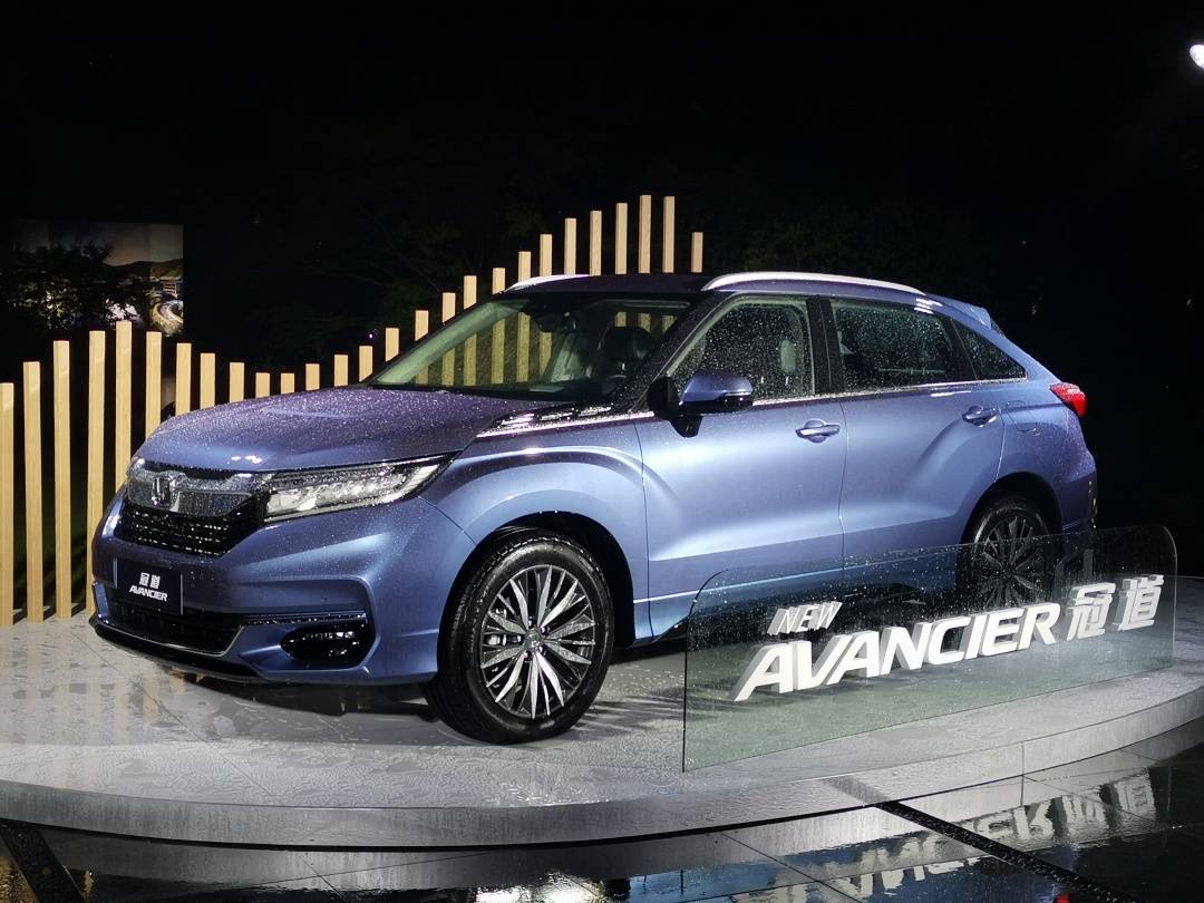 作为中期改款,新款冠道小幅更新了外观设计风格,为前脸增加更多黑化