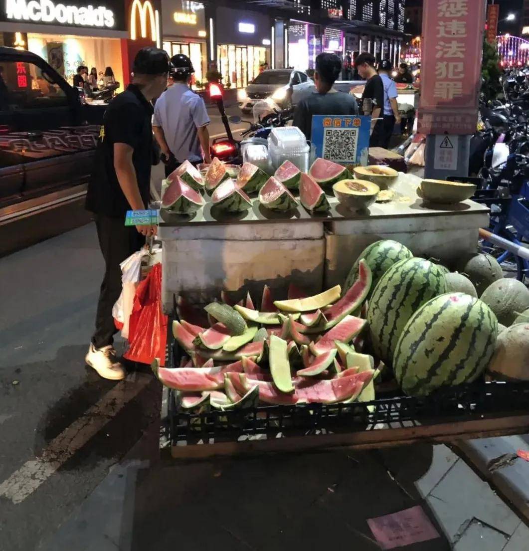 信宜个西瓜地摊档又被砸了?