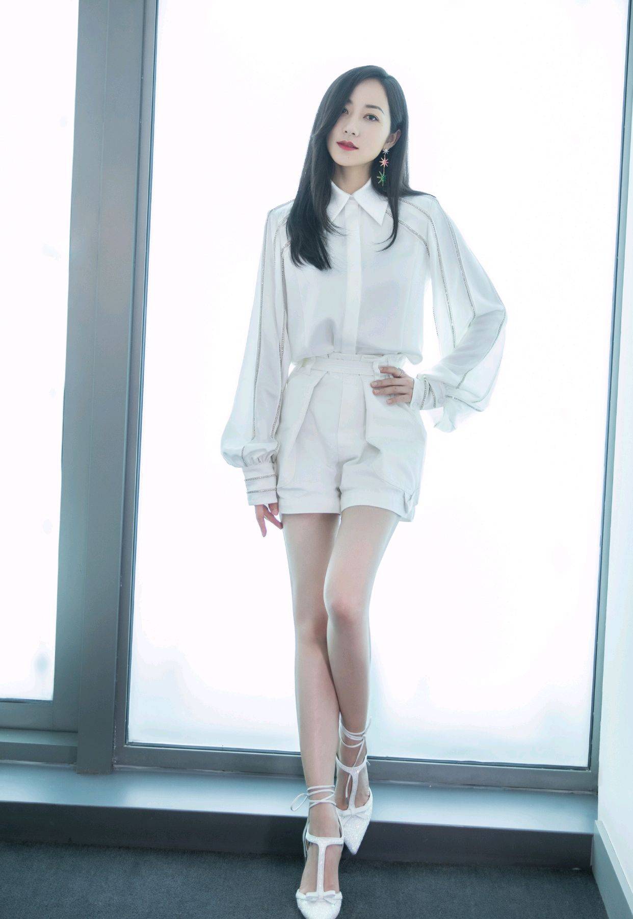 原创韩雪的气质迷人,穿蓝色连衣裙巧用"细线"来点缀,高级又不单调