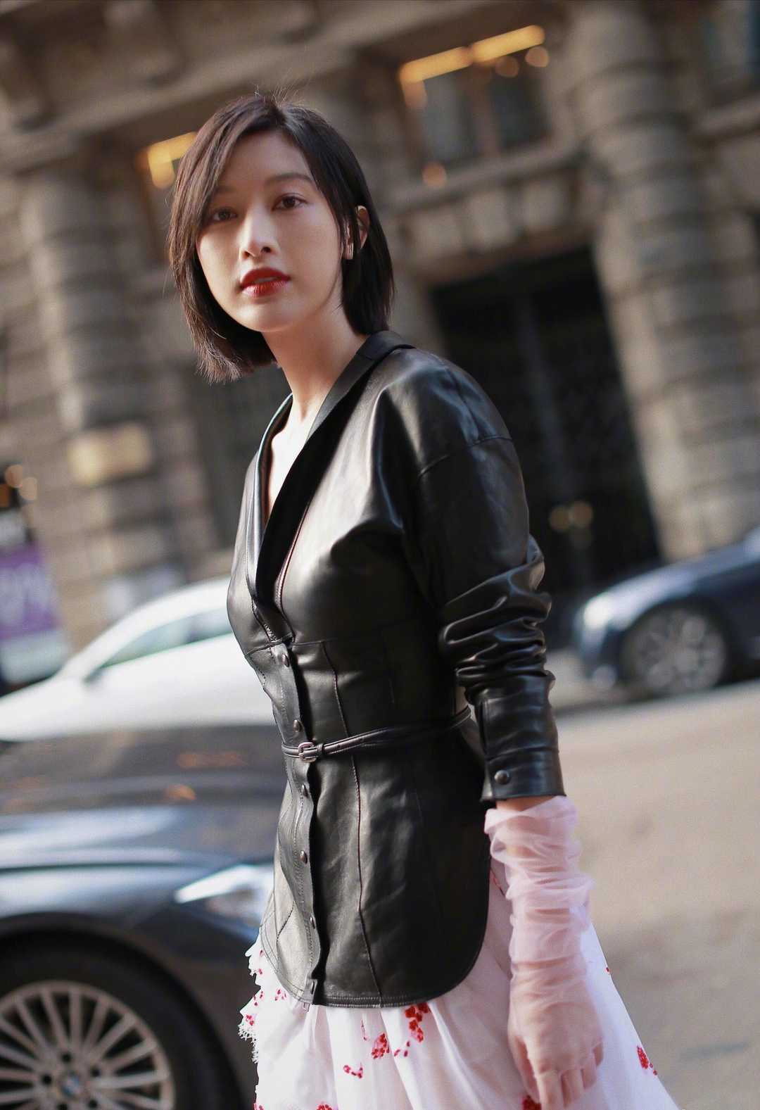 张俪真有"女神"气质范,把黑色皮衣内搭连衣裙,穿出了新花样