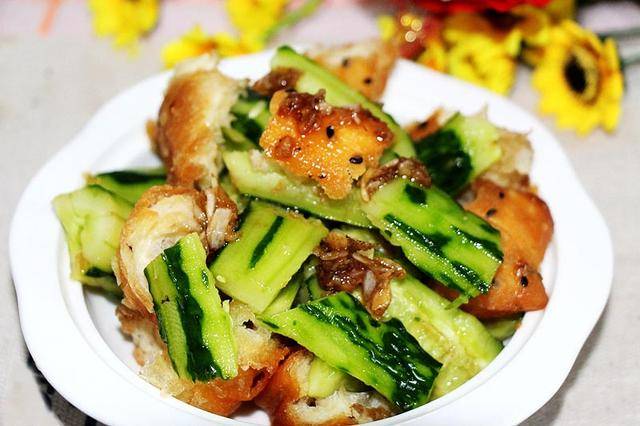 夏日黄瓜拌油条,如今鲜有人知!简单一拌,下酒下饭,饭店吃不到