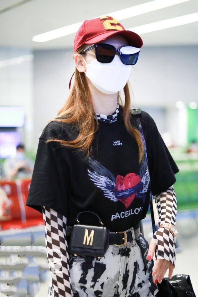 有种"怕晒"叫戚薇,短袖叠穿长袖包裹严实,配墨镜只能看到脖子_进行