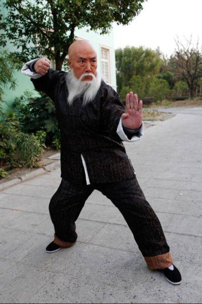 如今77岁的于海老师因为自幼习武的原因,如今仍然是