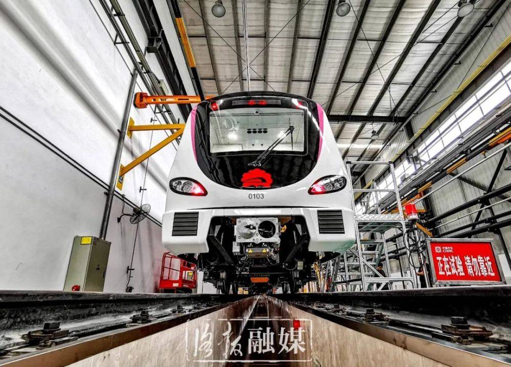 刚刚洛阳地铁1号线首列车辆下线