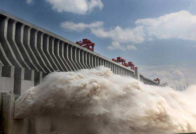 长江2020年第2号洪水平稳通过三峡大坝多雨季节大家出行注意安全
