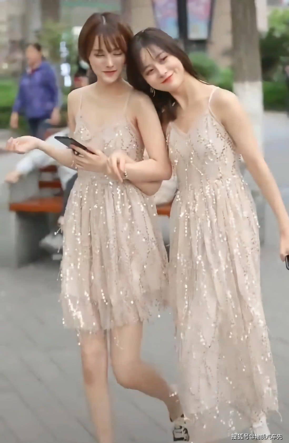 闺蜜相处久了会越来越像,两人穿闺蜜装甜到极致,连肤色都一样!