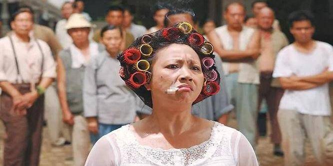 夹着卷发丶穿着睡衣,周星驰电影《功夫》中的包租婆形象深入人心.