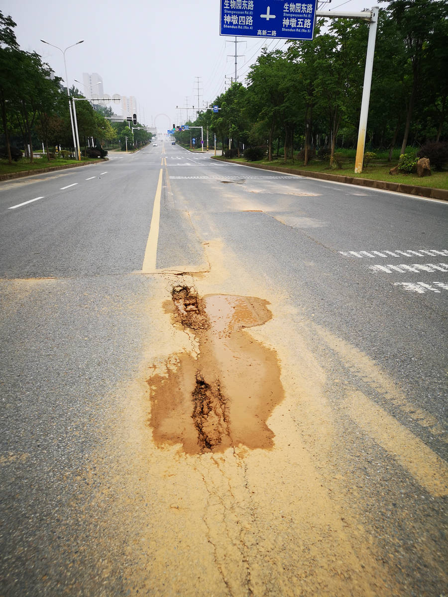 2020年7月20日,见武汉东湖高新区高新二路机动车道路面多处见破损,留
