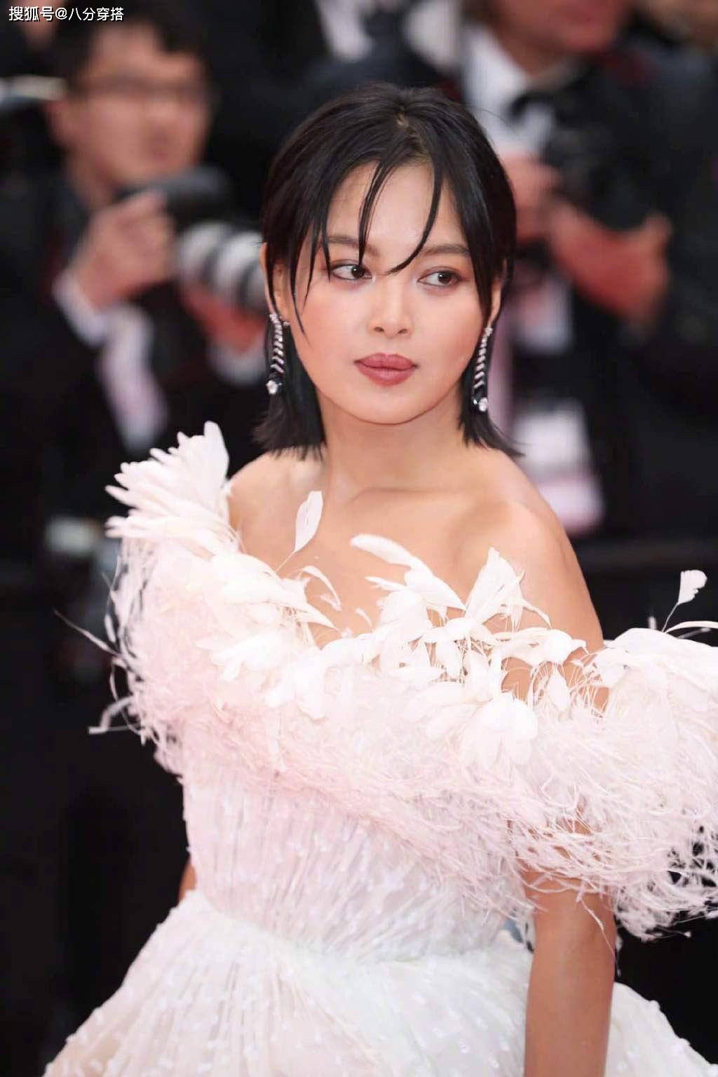 辛芷蕾穿衣有点"狂"!穿黑色西装霸气十足,有大长腿就是任性呐