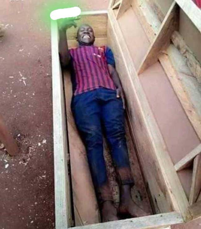 非洲小伙躺进棺材自拍,第二天被撞身亡!究竟是回光返照还是巧合?