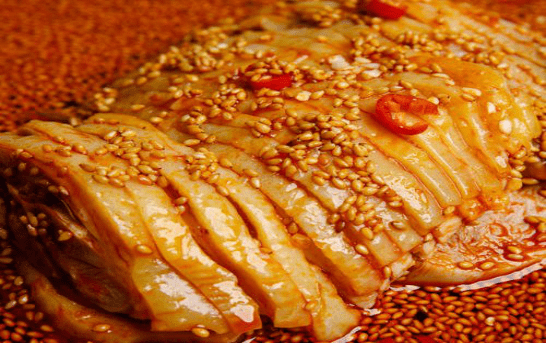 早餐饭团,酸菜炖猪蹄,红油土鸡片,千层葱油饼的做法