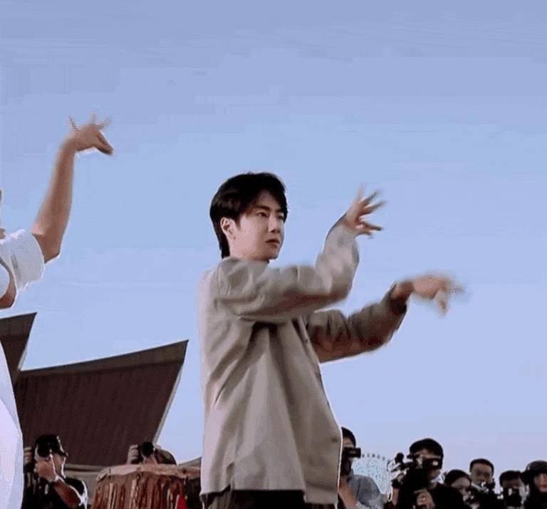 太可爱了!王一博学跳孔雀舞 优美的身姿完美的侧颜简直绝了