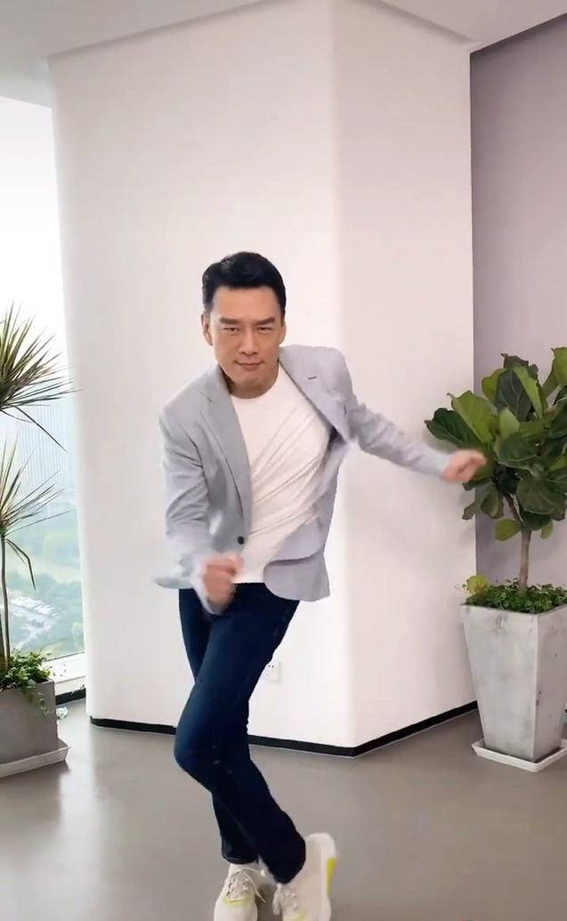 人传人!王耀庆穿西装跳舞真魔性,网友:我已经开始摇摆了