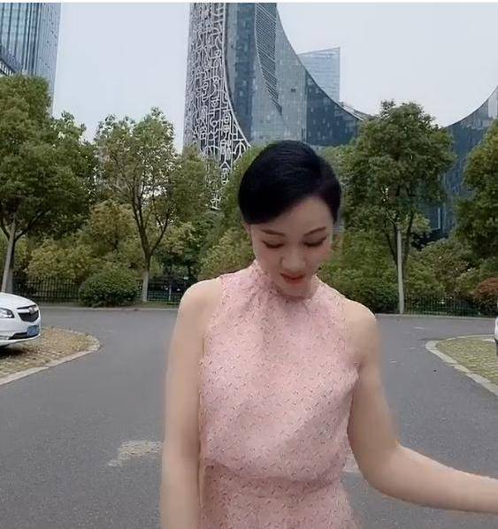 名嘴周群婚姻疑告急,没有一桩婚姻不是"千疮百孔"欲语还休