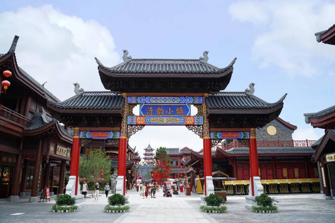 在清韵小镇漫步,明清风格的店铺鳞次栉比,配以悠扬婉转的古典雅乐