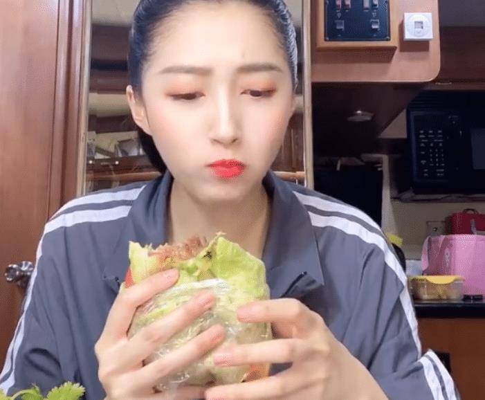 女明星吃东西都是咋样?看到关晓彤吃相后,刷新了我的认识