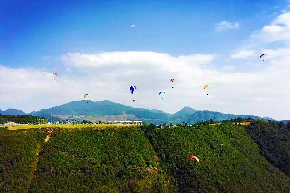 富阳永安山滑翔伞体验 永安山顶还有星空露营,帐篷酒店,相约一起来看