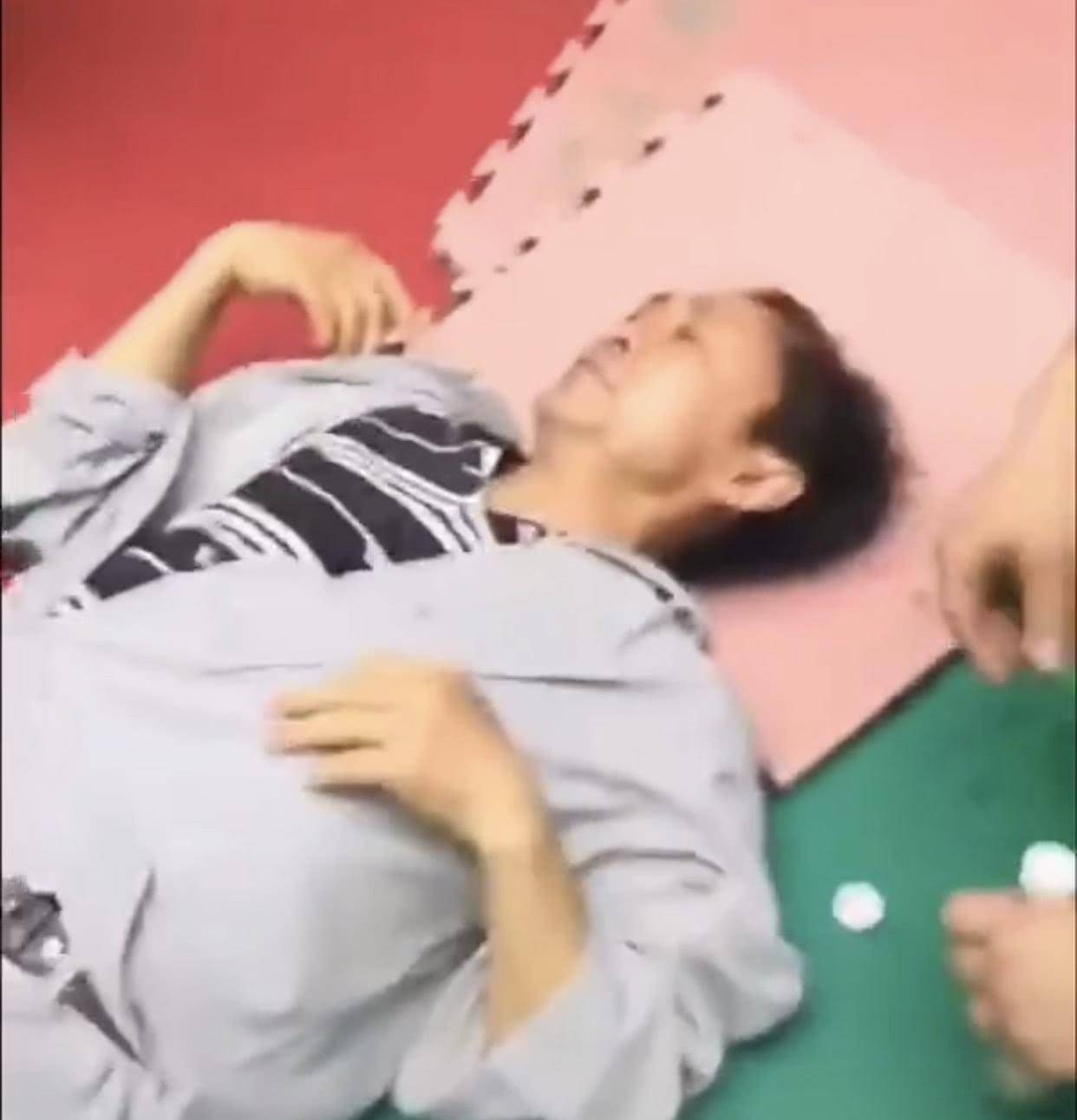 太极大师马保国与50岁拳击爱好者切磋:先后3次倒地,5拳被ko