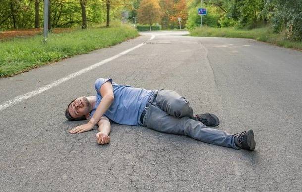 观点| 女子悠闲横穿马路,中途意外被撞,司机的责任有几分呢?