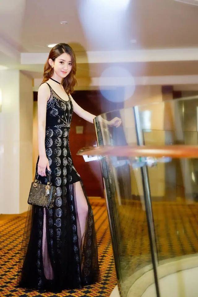 赵丽颖参加综艺墨绿短裙满满少女感时尚穿搭显气质