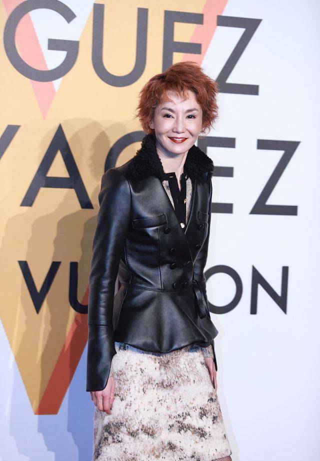 张曼玉真是不服老一把年纪穿皮衣配渔网袜满脸皱纹暴露年龄